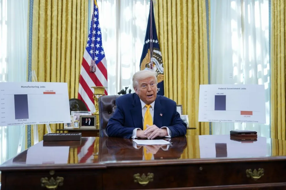 El presidente de Estados Unidos, Donald J. Trump, habla en la Oficina Oval de la Casa Blanca en Washington. Foto: EFE
