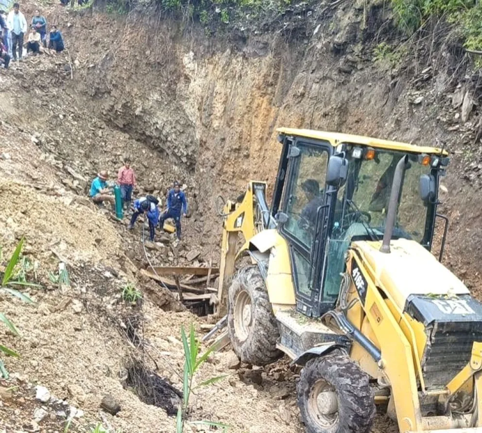 Trabajos para rescatar al minero atrapado.  Foto: Prensa Digital Cajuata