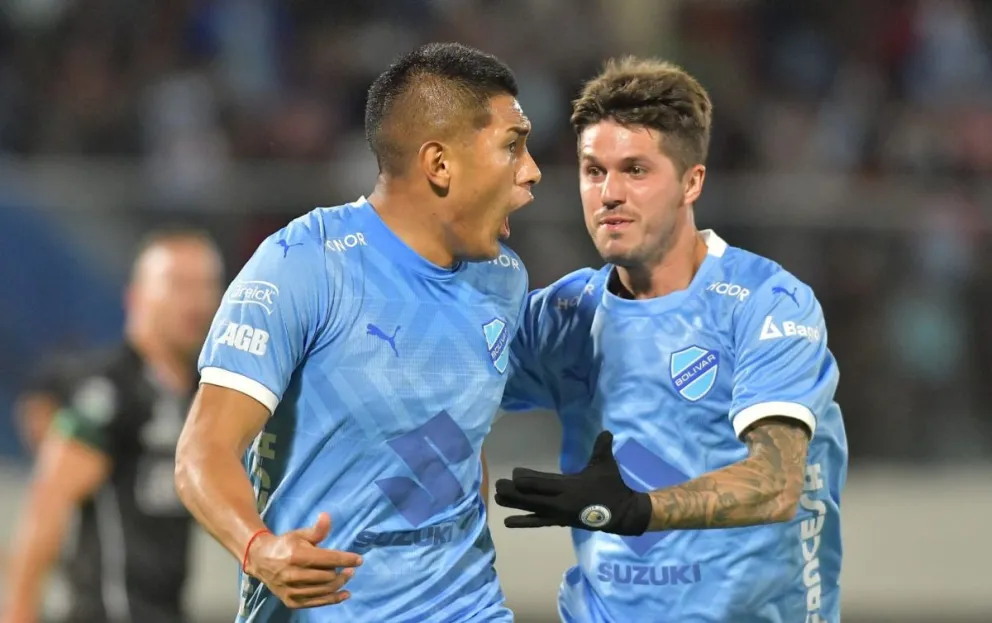 Saavedra (izq.) festeja su gol junto a Rodríguez. Foto: Agencia Marka Registrada.