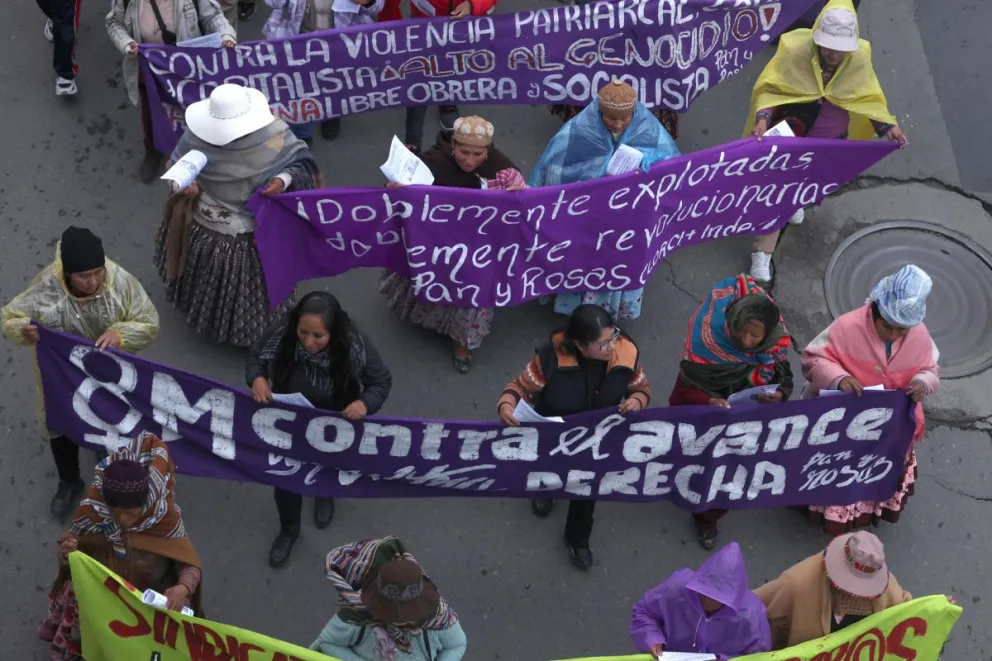 Mujeres  participan durante una marcha por el Día Internacional de la Mujer este viernes en La Paz. Foto: EFE