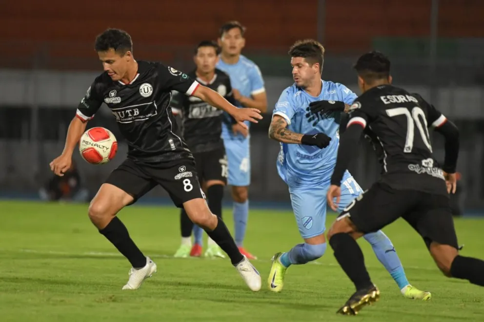 Incidencia del partido entre FC Universitario y Bolívar. Foto: APG.