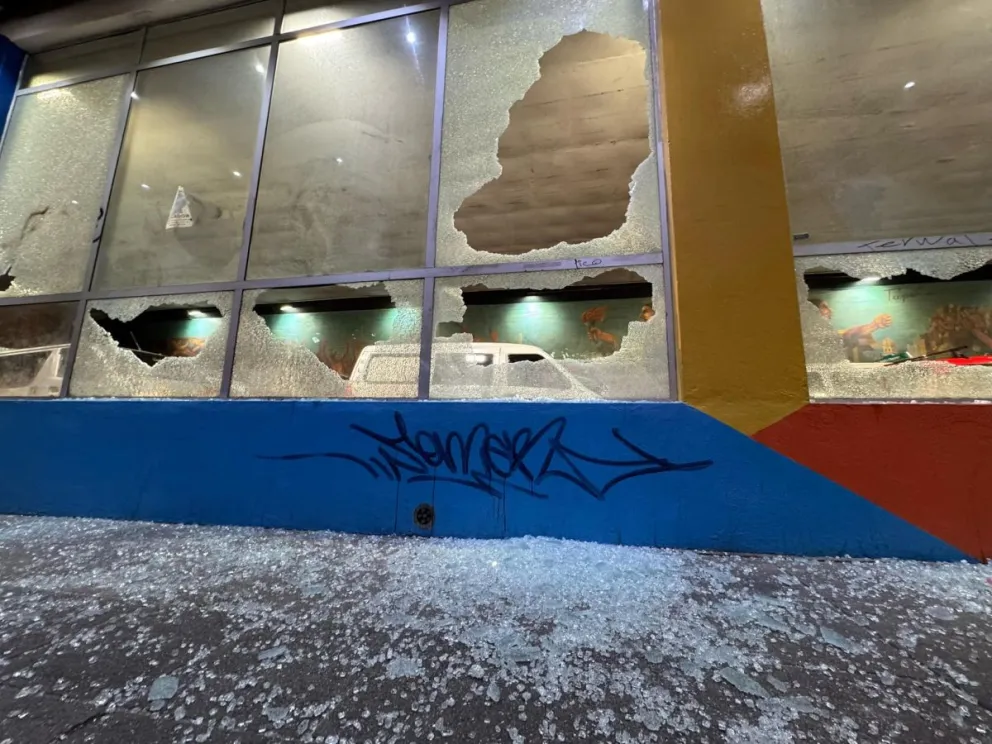 Así quedaron los vitrales del viaducto Potosí, en la ciudad sede de Gobierno. Foto: GAMLP