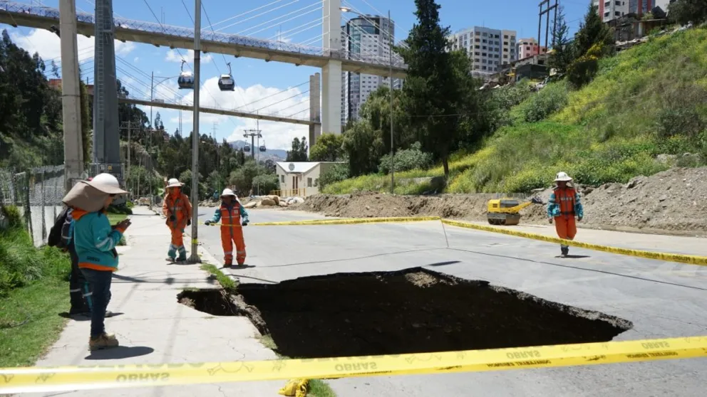 Un sifonamiento en la avenida del Poeta, en La Paz. Foto: La Patria (Archivo)