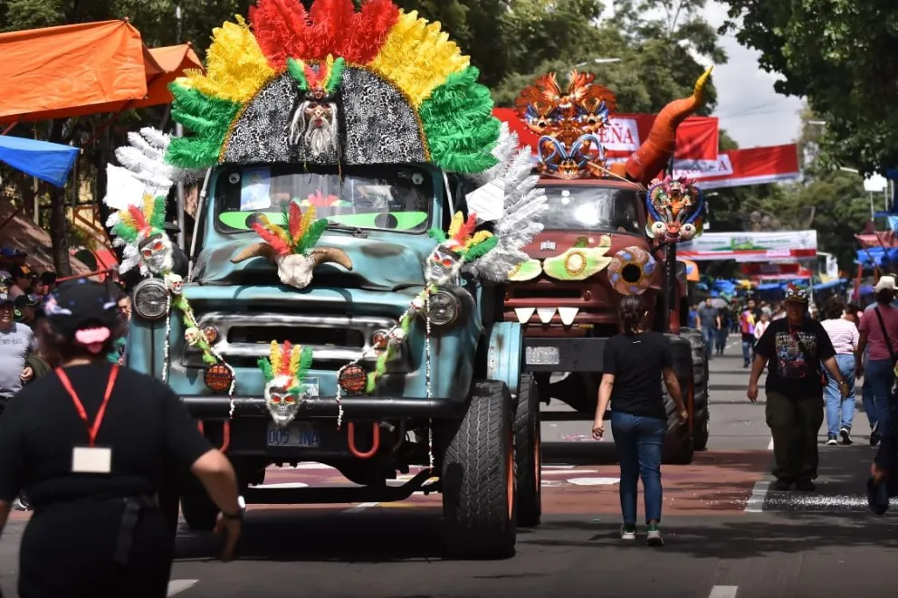 Carros alegóricos armados en los cuarteles. Foto: APG