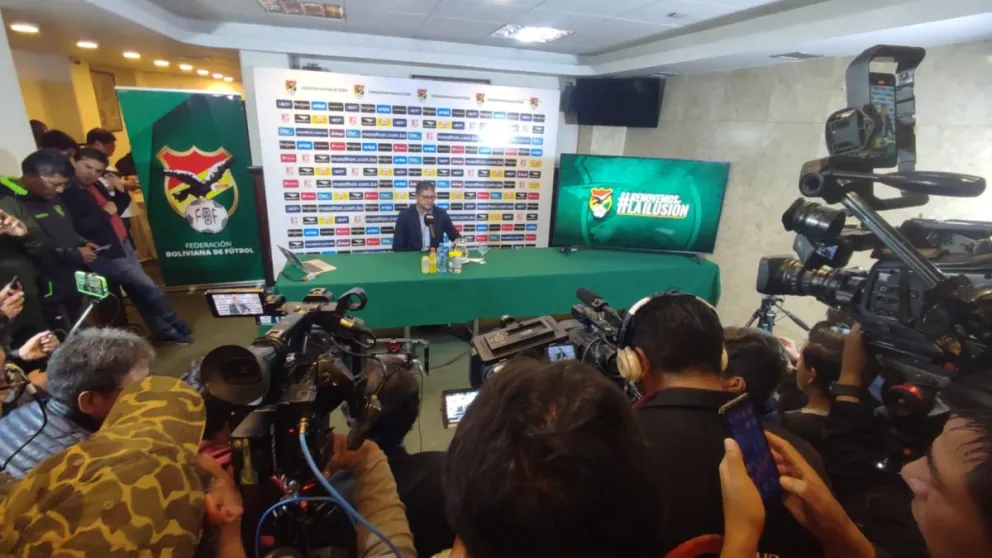 Varios medios acudieron a la conferencia de Villegas. Foto: Agencia Marka Registrada.