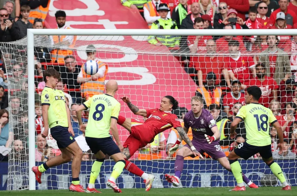 Darwin Núñez (de rojo) marca durante el partido contra el Southampton. Foto: EFE.