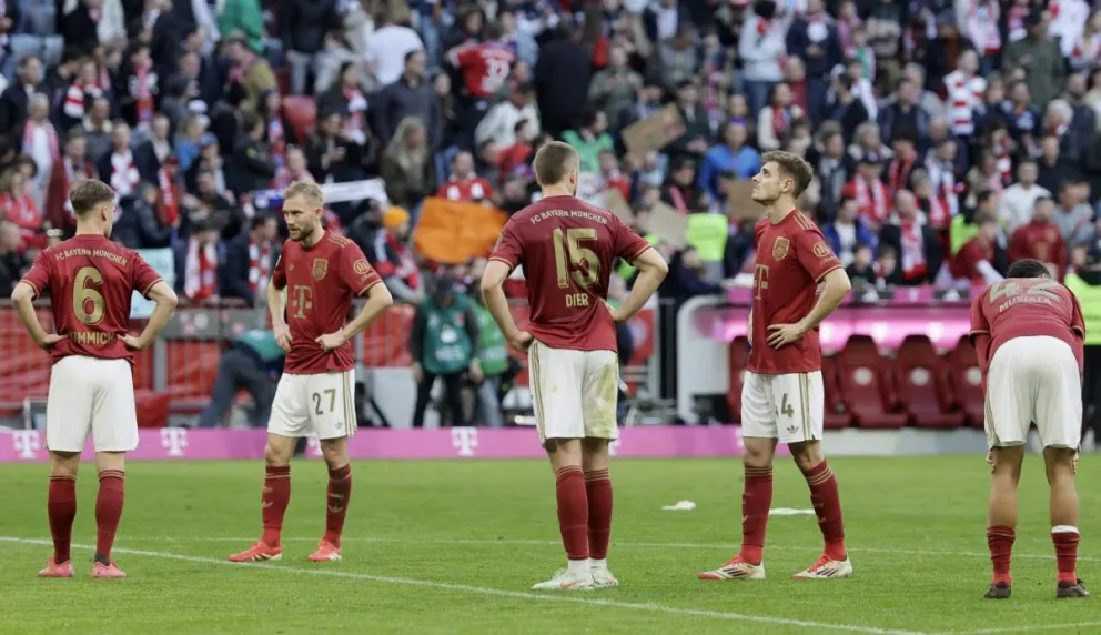 Los jugadores del Bayern tras la derrota con el Bochum. Foto: EFE.