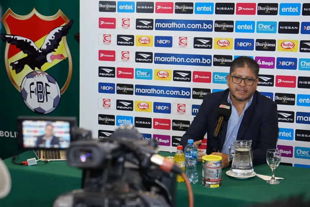 Óscar Villegas, el DT de la selección nacional, durante el acto en el que conoció la lista de convocados para los cotejos con Perú y Uruguay. Foto: APG