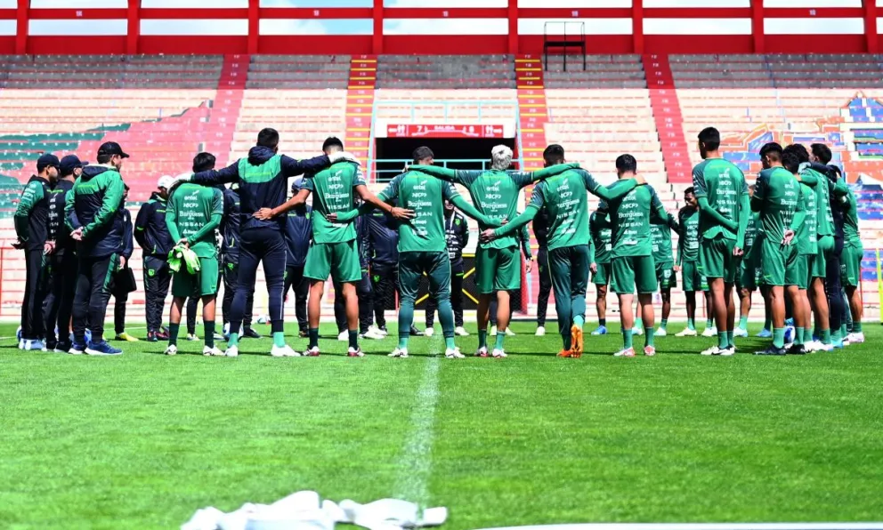 Jugadores y mimebros del cuerpo técnico de la selección nacional en un entrenamiento pasado. Foto: FBF