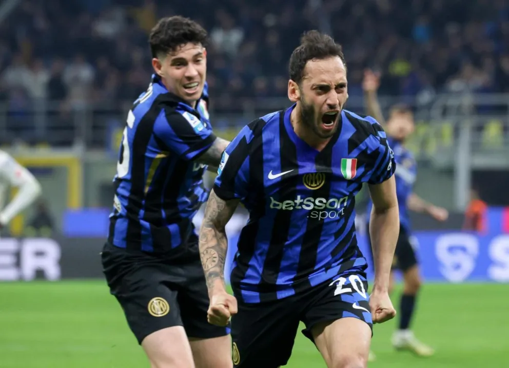 El medio del FC Inter Hakan Calahanoglu celebra un gol durante el partido de la Serie A. Foto: EFE.