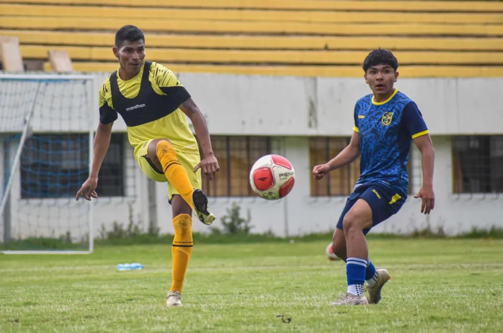 Fran Supayabe (izq.), jugador del Tigre, saca un centro pese a la marca de un rival. Foto: club The Strongest