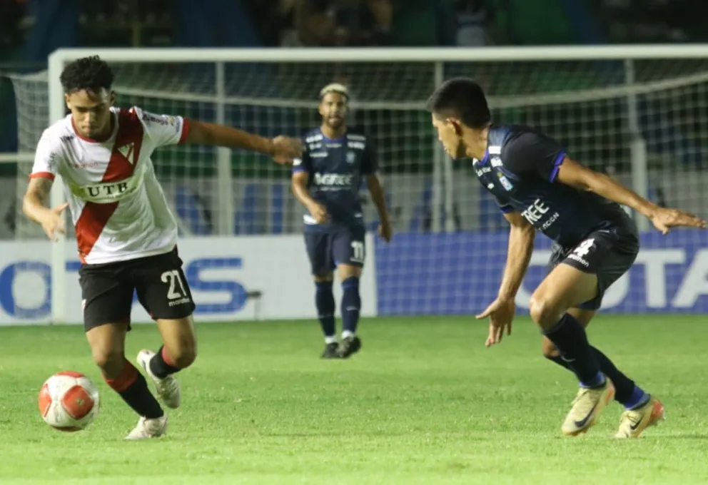 Moisés Paniagua (izq.), de Always, trata de superar la marca de Denilson Durán, de Blooming, en el partido de ida en Santa Cruz. Foto: MarKa Registrada
