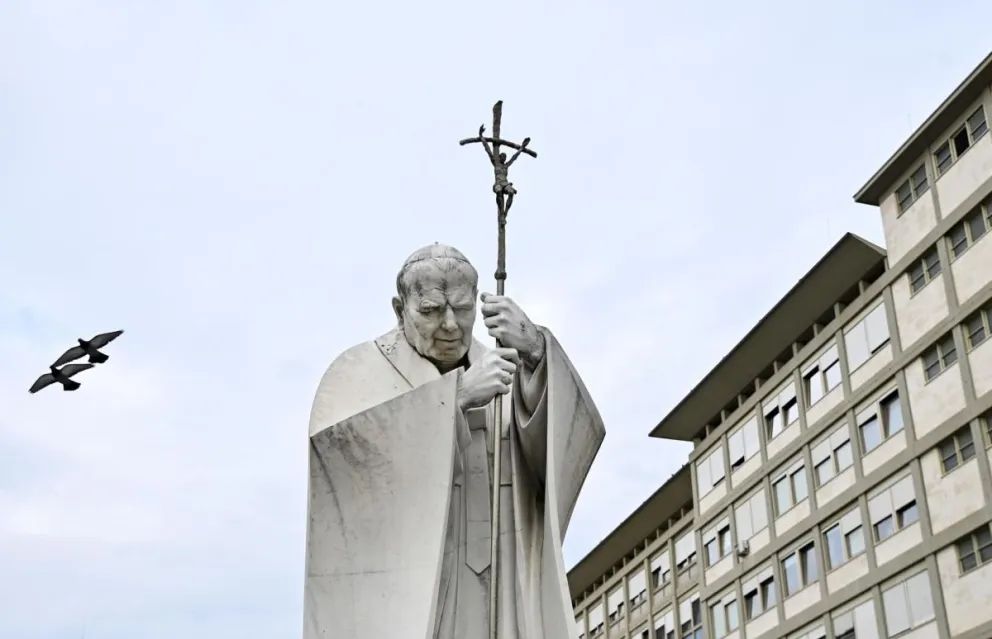 Imagen de la estatua de Juan Pablo II en la entrada del hospital Gemelli donde el papa Francisco está hospitalizado, en Roma.