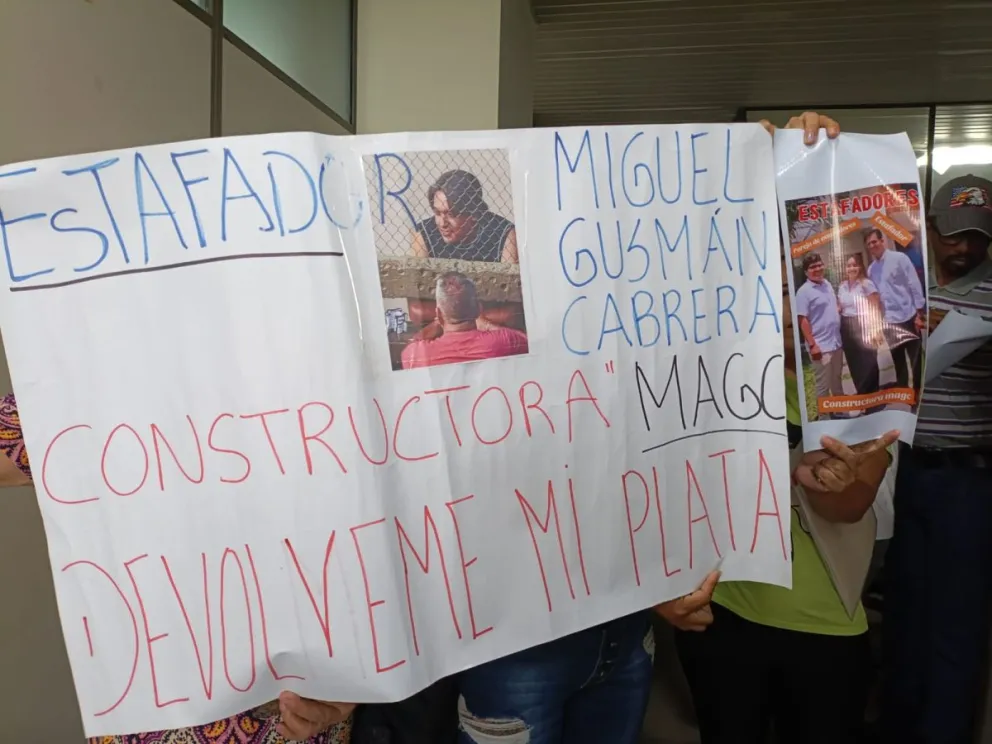 Durante la audiencia, decenas de personas hicieron vigilia en demanda de la devolución de su dinero. Foto: Denunciantes