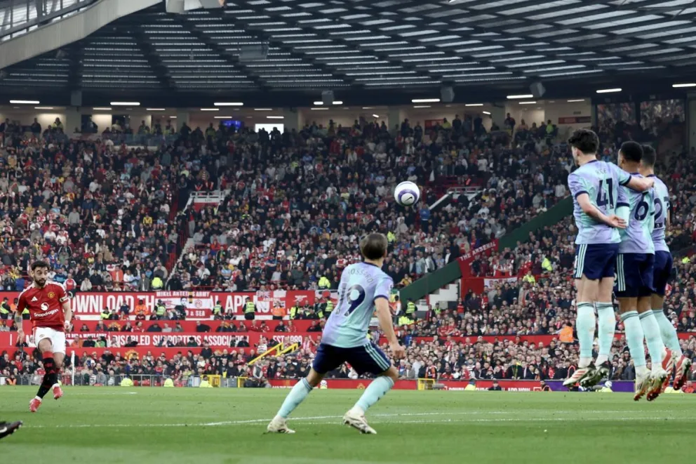 Ell jugador del United Bruno Fernandes (Iízq.) logra el 1-0 ante el Arsenal. Foto: EFE.