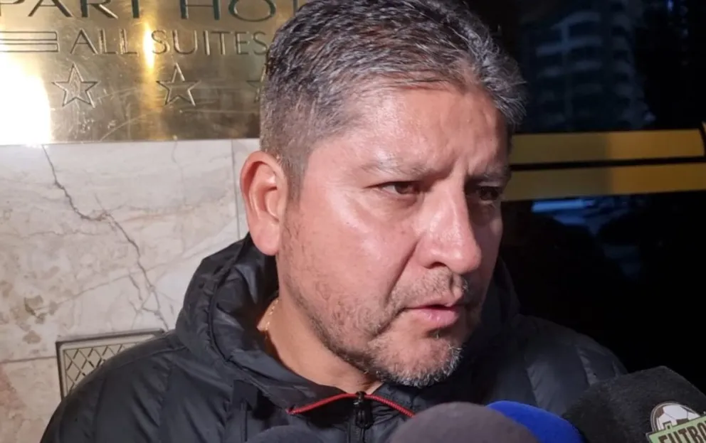 Óscar Villegas, el entrenador de la selección, conversa con los periodistas. Foto: Marcelo Avendaño