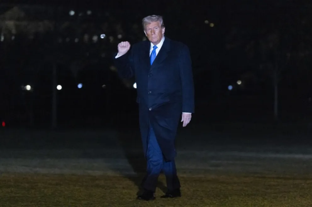 El presidente de EE.UU., Donald Trump, camina por el Jardín Sur después de bajarse del Marine One en la Casa Blanca en Washington. Foto: EFE