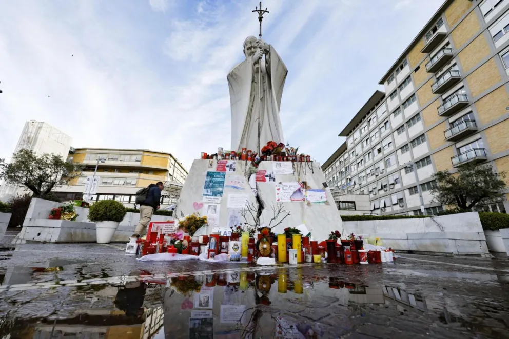 La estatua de Juan Pablo II en la entrada del hospital Gemelli de Roma, donde está hospitalizado el papa Francisco. Foto: EFE