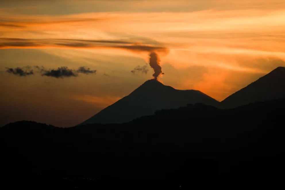 Fotografía de archivo del Volcán de Fuego, ubicado en el oeste de Guatemala. Foto: EFE