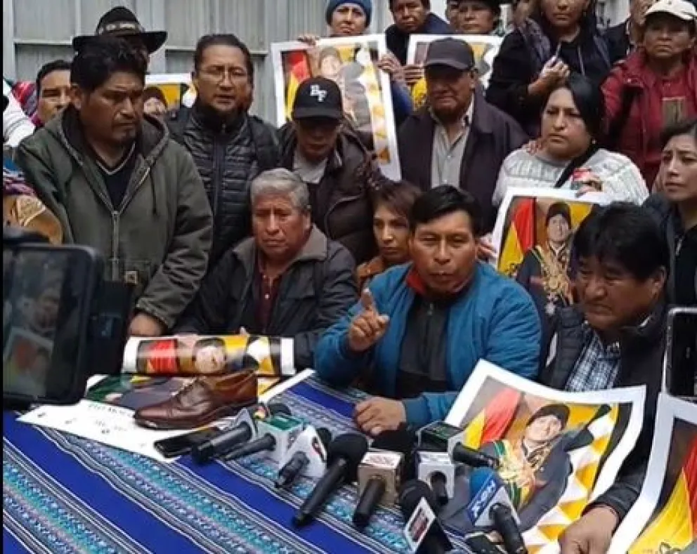 "Evistas" brindan una rueda de prensa después de la toma. Foto: Captura