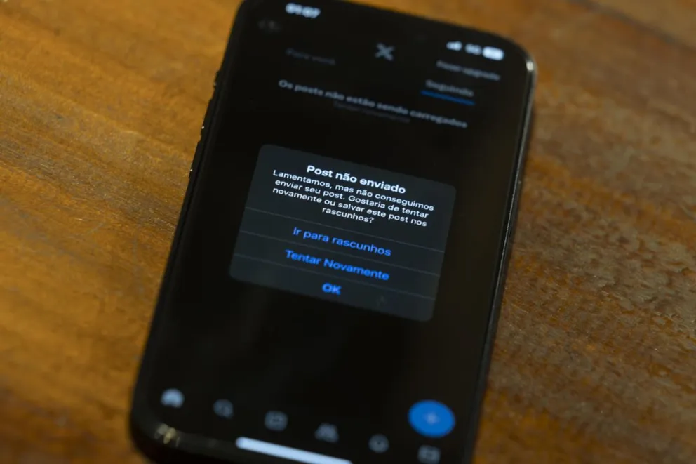 Un teléfono móvil que muestra a la red social X durante una falla en el envío de mensajes. Foto: EFE