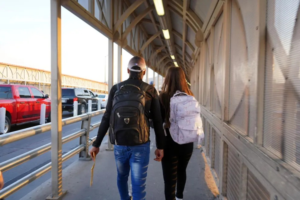 Inmigrantes pasan por el puerto de entrada de la frontera en El Paso, Texas (Estados Unidos). Foto: EFE (Archivo)