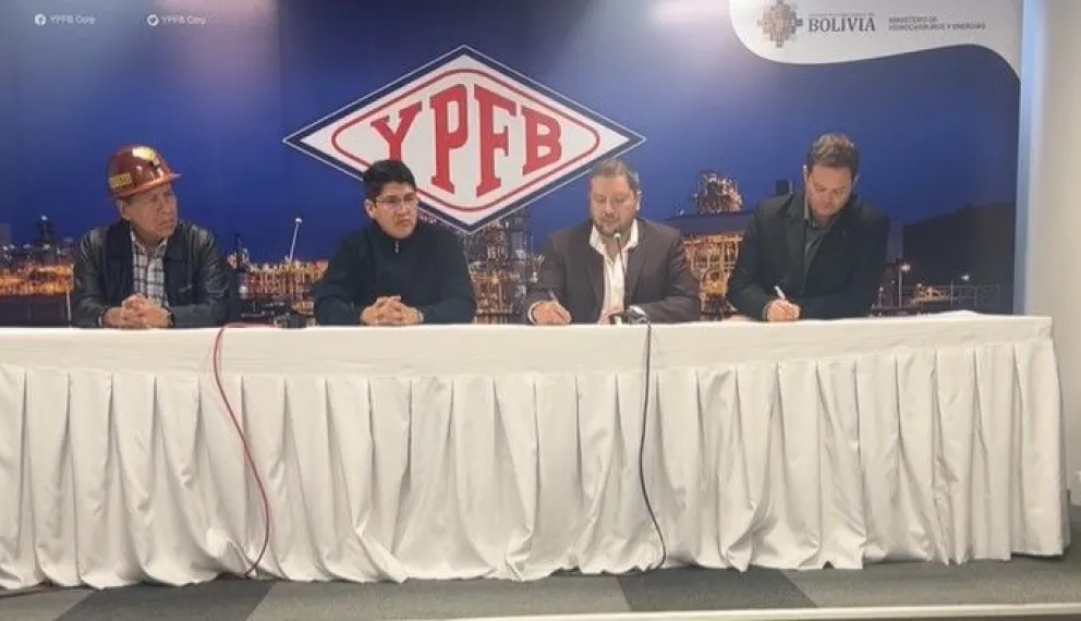 Autoridades del sector de hidrocarburos brindan conferencia de prensa. Foto: captura