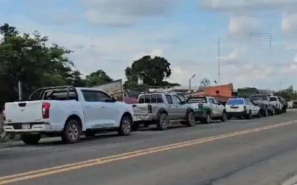Una fila de vehículos a la espera de cargar combustible, en la ciudad de Santa Cruz. Foto: Anapo