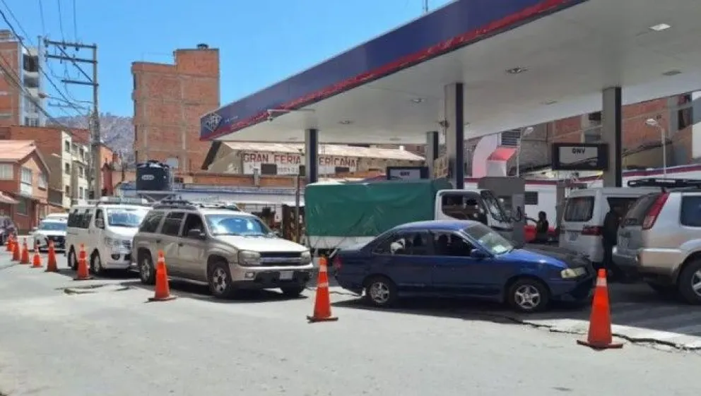 Fila de vehículos en un surtidor de la ciudad de La Paz. Foto: Marco Belmonte.
