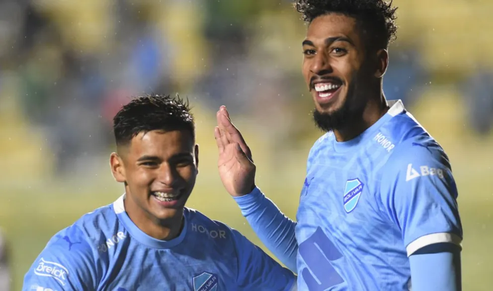 Gomes (der.) celebra su gol con Rocha. Foto: Agencia Marka Registrada.