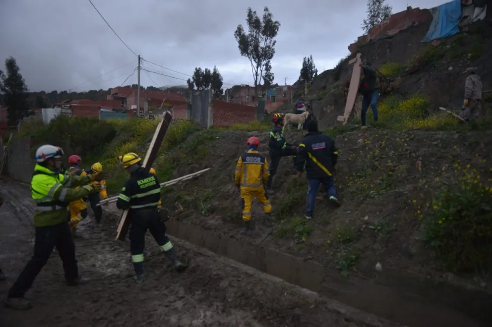 Personal de la Alcaldía de La Paz ayuda a trasladar los muebles de las familias afectadas. Foto: GAMLP