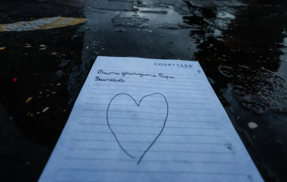 Un dibujo con un corazón colocado en la estatua de Juan Pablo II, a la entrada del Hospital Gemelli, en Roma, donde el papa Francisco está ingresado, le desea una buena recuperación. Foto: EFE