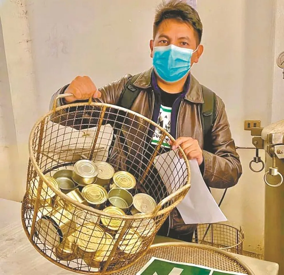 El asambleísta departamental de La Paz, Israel Alanoca, durante la inspección a la Planta de procesadora de pescado "Jinchaca". Foto: Somos Pueblo