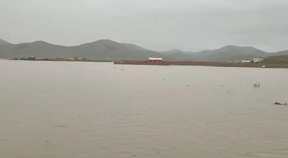 El agua anega caminos y, cultivos y viviendas de Viacha. Foto: Nayrir Pacha Tv 
