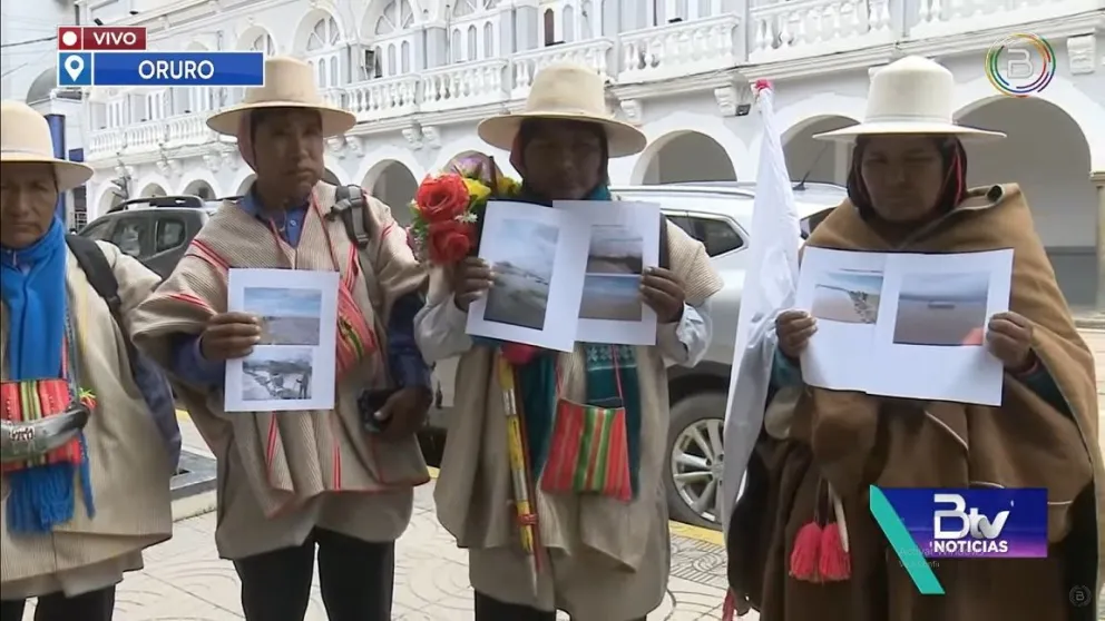 Uru Chipayas muestran las imágenes de las inundaciones en sus comunidades. Foto: Captura Bolivia Tv