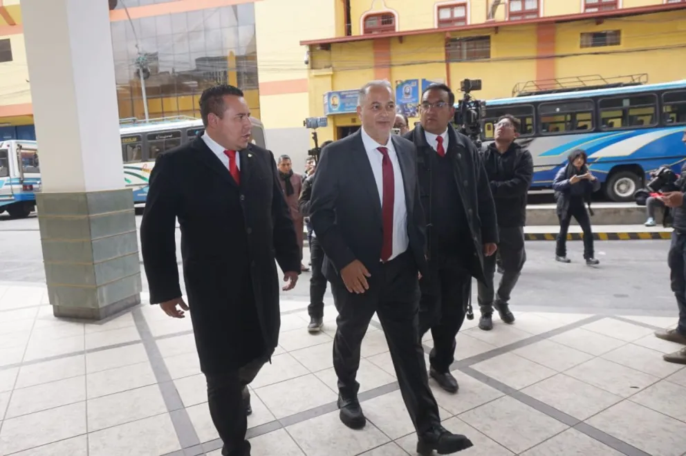 Costa (centro) en su arribo al hotel donde se realizará el Congreso de la FBF y el Consejo de la División Profesional. Foto: APG.