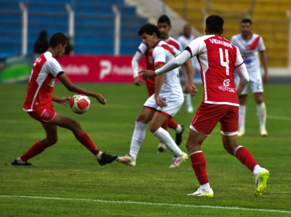 Una incidencia del partido Nacional Potosí vs. Universitario de Vinto del torneo Clausura 2024. Foto: APG