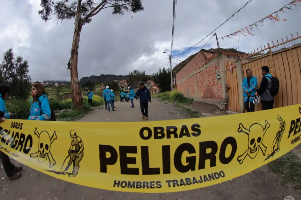 Funcionarios de la alcaldía en la zona de Codavisa, el lunes. Foto: APG 