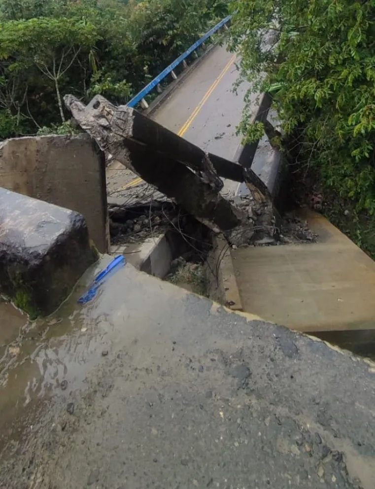 Parte del puente Santa Barbara destruido por la crecida del río Coroico. Foto: FM Bolivia