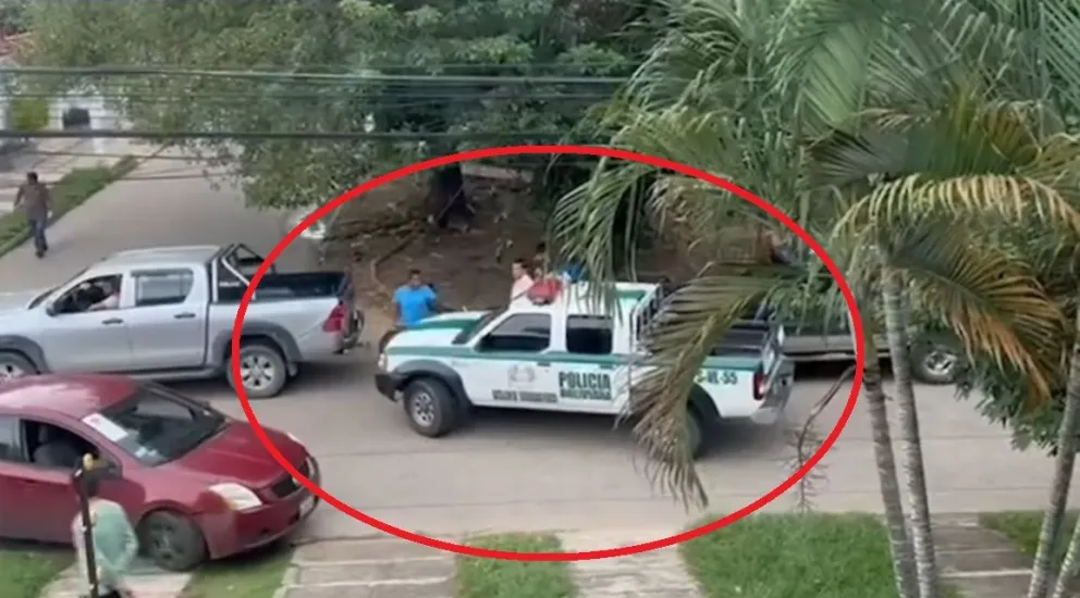 Ciudadanos impidieron que una patrulla de policía se "cuele" en una fila hacia un surtidor, en Santa Cruz. Foto: Captura de video