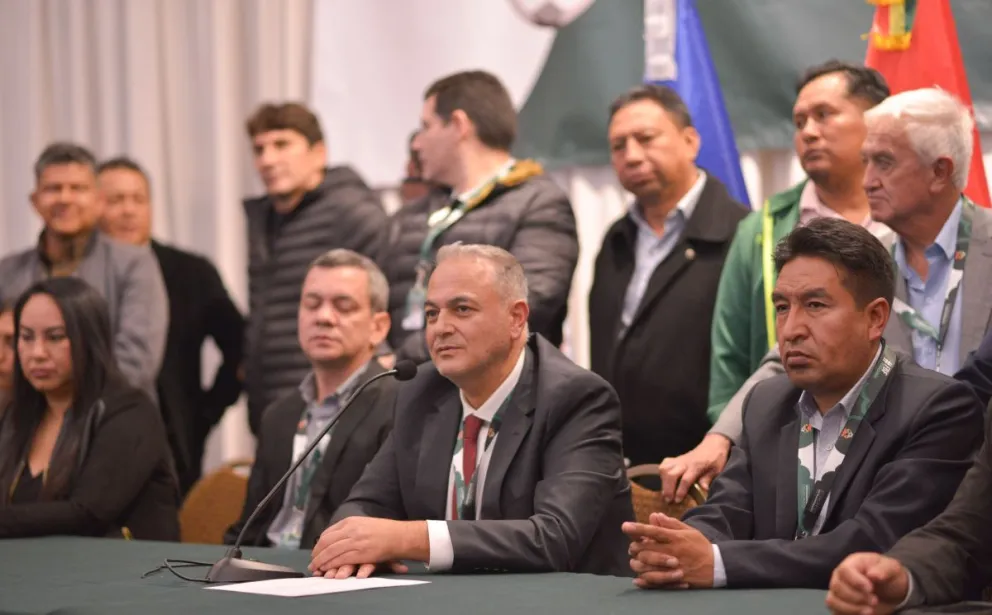 Fernando Costa, titular de la FBF, explica los alcances del nuevo modelo de transmisión del fútbol. Foto: Agencia Marka Registrada. 