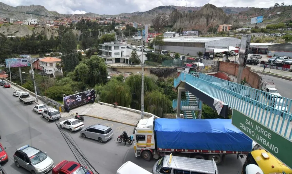Vehículos aguardan combustible en la zona de Obrajes de La Paz. Foto: APG