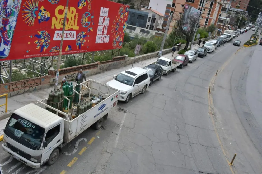 Una fila de vehículos que esperan cargar combustible, en la ciudad de La Paz. Foto: APG