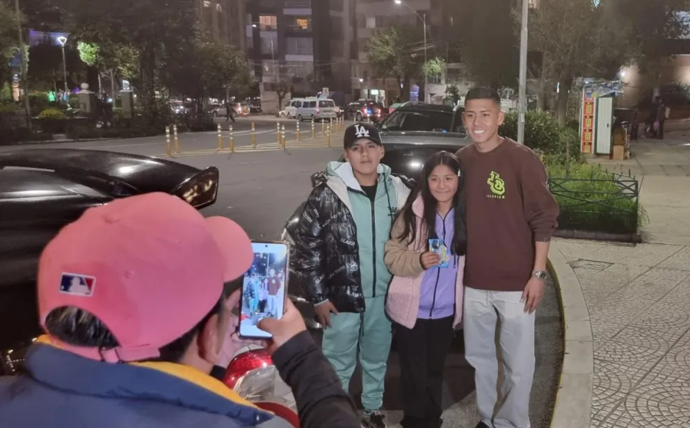 Ramiro Vaca se saca una fotografía con unos hinchas antes de sumarse a la Verde. Foto: Marcelo Avendaño.