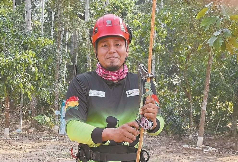 Uno de los podadores muestra el equipo que utiliza para realizar su trabajo en Palos Blancos. Foto: Mirna Echave