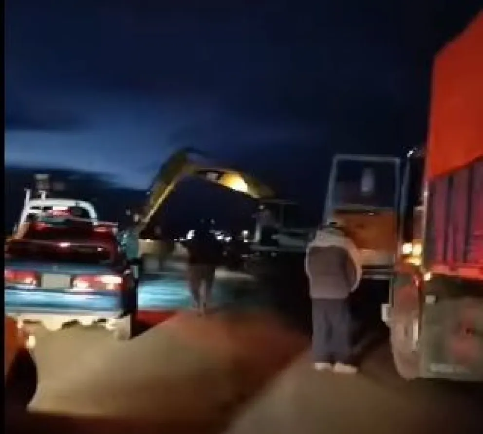 Se registraron largas filas por el cierre del puente. Foto: Captura de video 