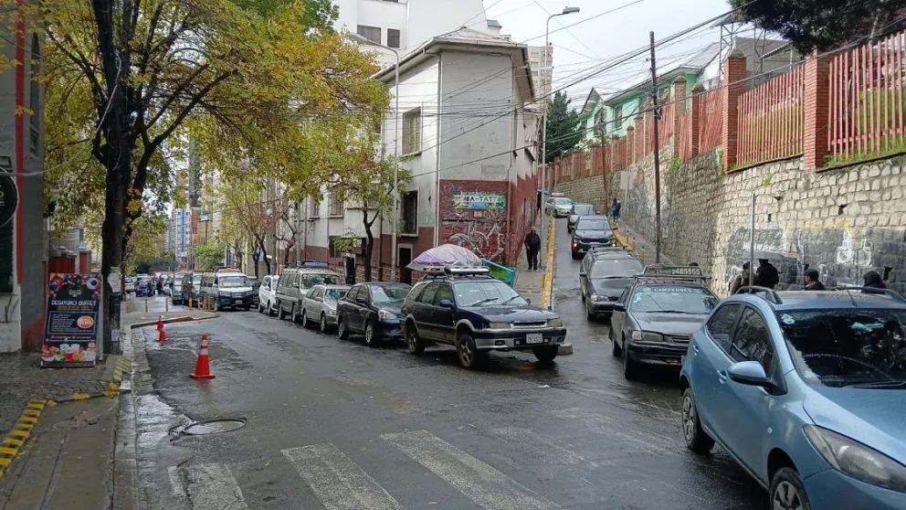 La fila para la estación de servicio en San Pedro se extendió hasta las calles de Sopocachi. Foto: Carlos Quisbert