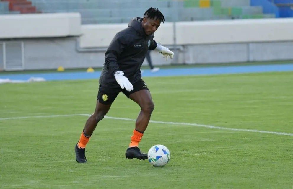 David Akologo, arquero de Aurora, domina una pelota. Foto: APG
