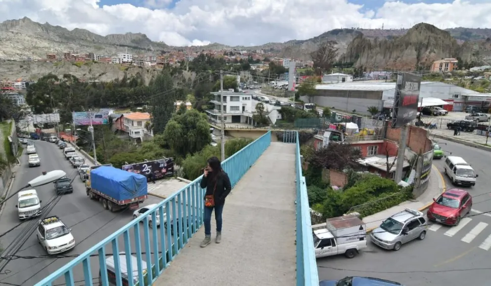 Filas para cargar gasolina en la estación de servicio de la calle uno de Obrajes y que se extendieron a la curva de Olguín, los últimos días. Foto: APG