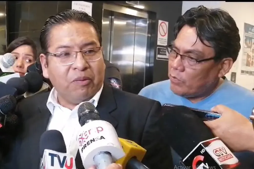 Momento en que el diputado Arce interrumpe a Jauregui, cuando este tenía un contacto con la prensa. Foto: Captura de video 